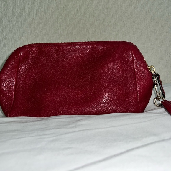 Vintage! Coach wristlet in deep red with gold hardware - Picture 4 of 9